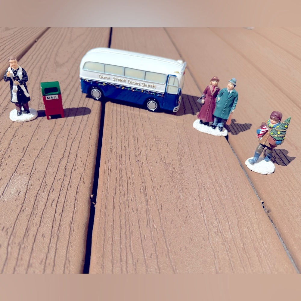 ST. NICHOLAS SQUARE 5 PIECE DIXON ST CASINO SHUTTLE BUS 2005 VILLAGE COLLECTION
